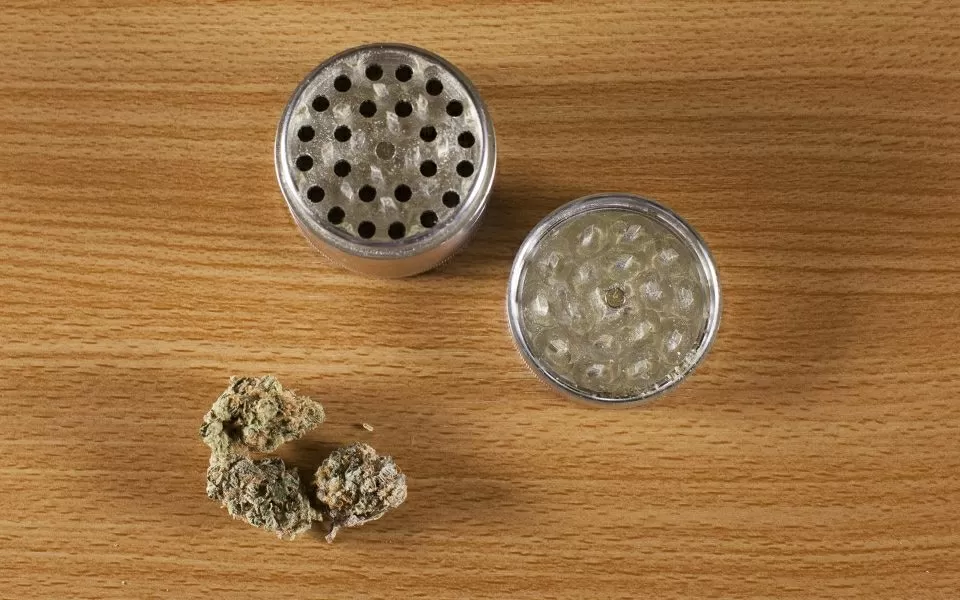 Il grinder, detto anche trita erba, è un particolare accessorio utilizzato anche tra i consumatori abituali di cannabis. Essendoci tante tipologie di grinder disponibili in commercio, abbiamo creato questa guida, volta a comprendere differenze e analogie.