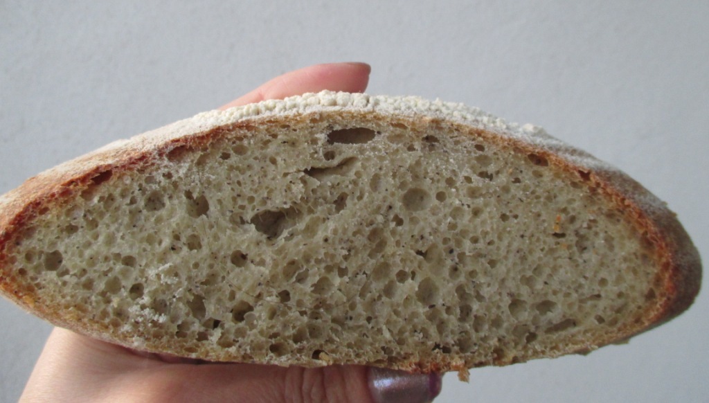 La farina di canapa ben si presta alla realizzazione di un pane fragrante e particolarmente gustoso, adatto ad essere accompagnato a pietanze salate, salumi, formaggi e carni.
