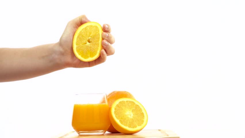 Il primo step utile a preparare un energy drink alla cannabis consiste nello spremere gli agrumi scelti fino ad ottenerne il succo che, una volta ricavato, andrà opportunamente filtrato per rimuovere completamente eventuali tracce di polpa.