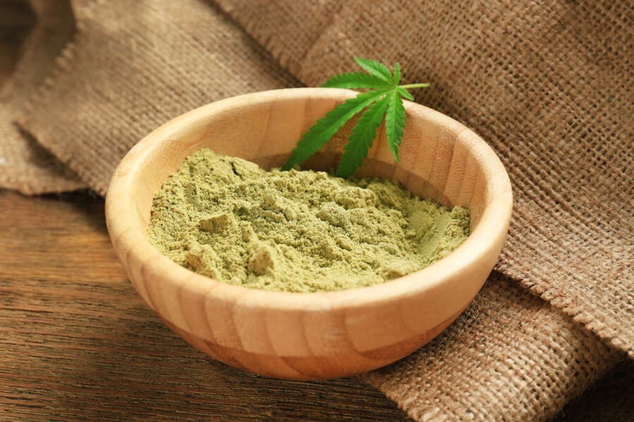 La farina di canapa si ottiene mediante macinatura, preferibilmente a pietra, dei semi provenienti dalla pianta di cannabis sativa da coltivazioni destinate all’uso alimentare e spesso biologiche.