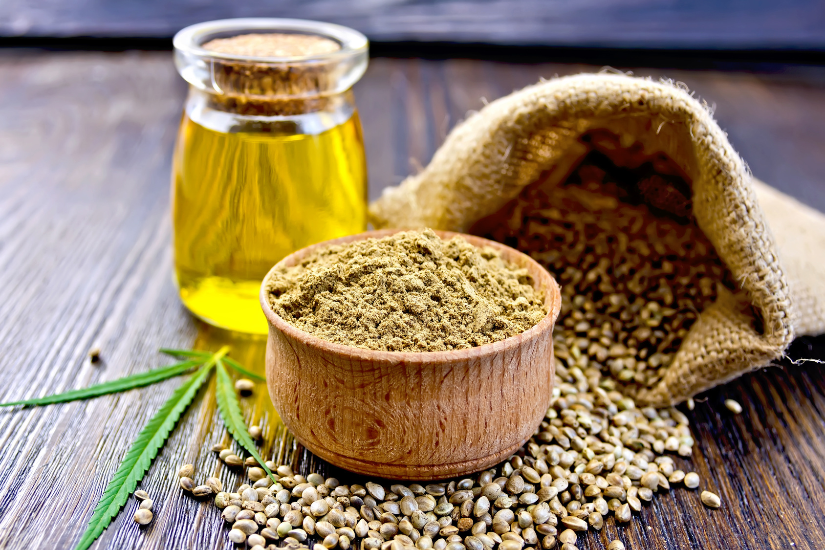 La farina di semi di canapa si ottiene dalla macinatura dei semi della pianta cannabis sativa attraverso un processo di pressatura all’interno di un torchio, per poi essere macinati e ridotti in polvere.