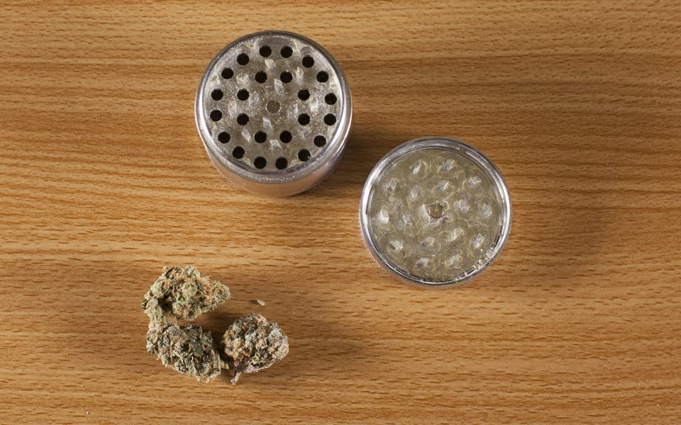 Il grinder, detto anche trita erba, è un particolare accessorio utilizzato anche tra i consumatori abituali di cannabis. Essendoci tante tipologie di grinder disponibili in commercio, abbiamo creato questa guida, volta a comprendere differenze e analogie.