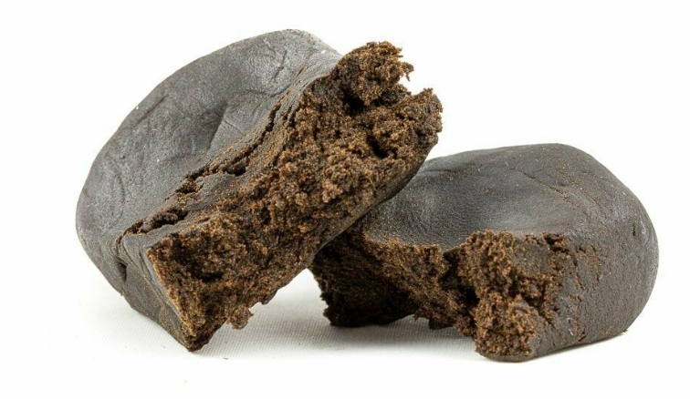 In Nepal viene prodotto il cosiddetto hashish nepalese, in particolar modo nei distretti di Rukum, Dolpa, Rolpa, Salyan e Pyuthun.