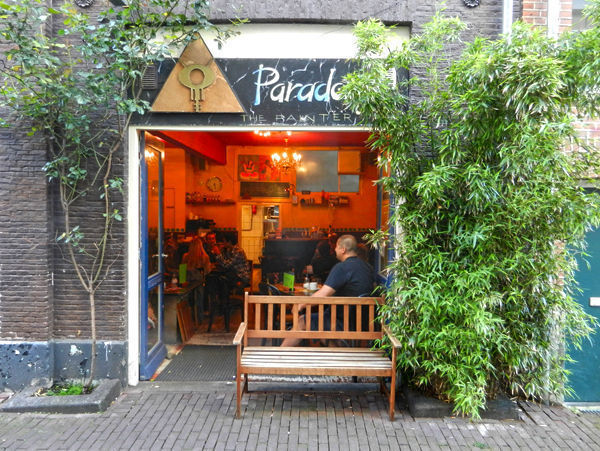 A proporre una tra le migliori space cake di Amsterdam è il Paradox Coffeeshop che, posto all’interno di uno tra i palazzi storici della città nel tranquillo quartiere di Jordaan