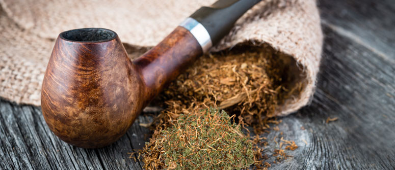 Fumare ganja o hashish con una pipa da tabacco