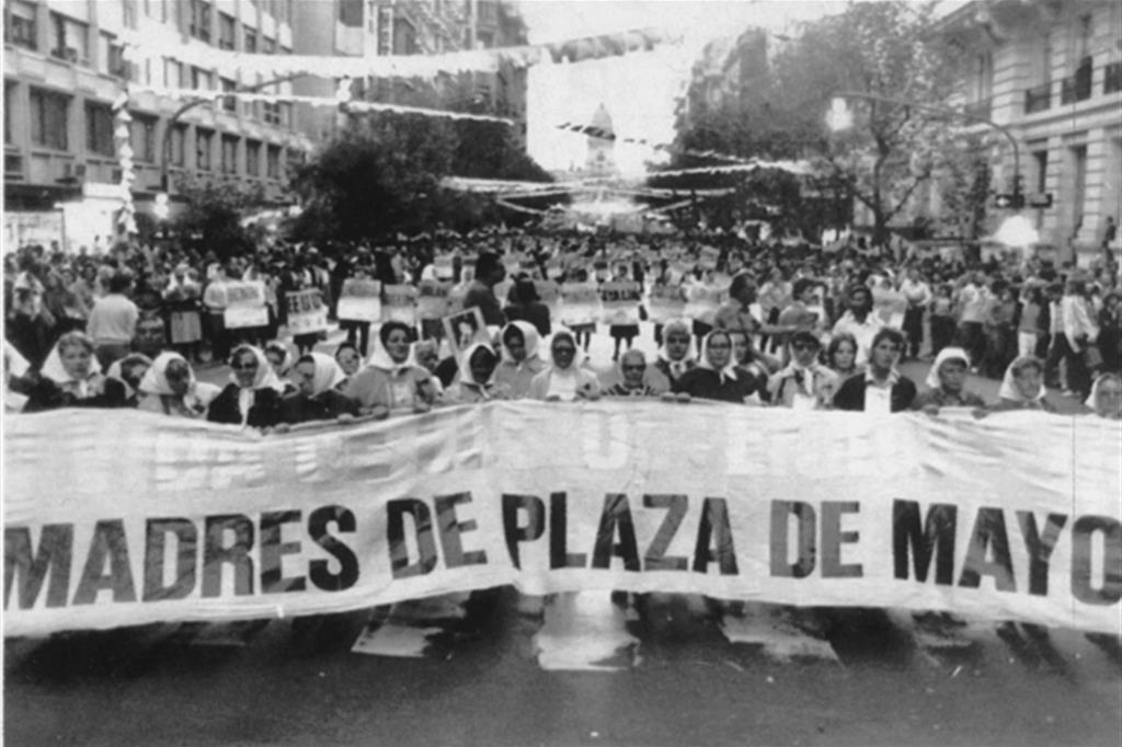 Il 30 aprile 1977, le madri di molte delle vittime, sparite nella sanguinosa repressione della dittatura militare, hanno iniziato a protestare.